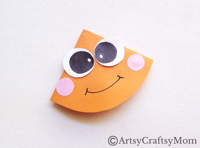 Here's a cute little crab corner bookmark that you can make entirely out of paper! You don't need to know any advanced techniques either - it's easy!