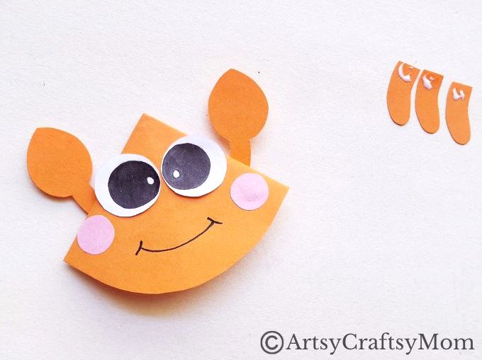 Here's a cute little crab corner bookmark that you can make entirely out of paper! You don't need to know any advanced techniques either - it's easy!