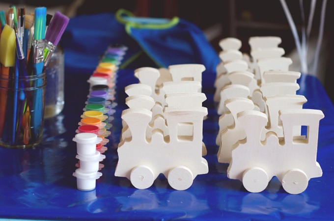 Kids love trains, making it a great party theme! Here are some awesome DIY train party ideas featuring decor, food, cakes, games and more!