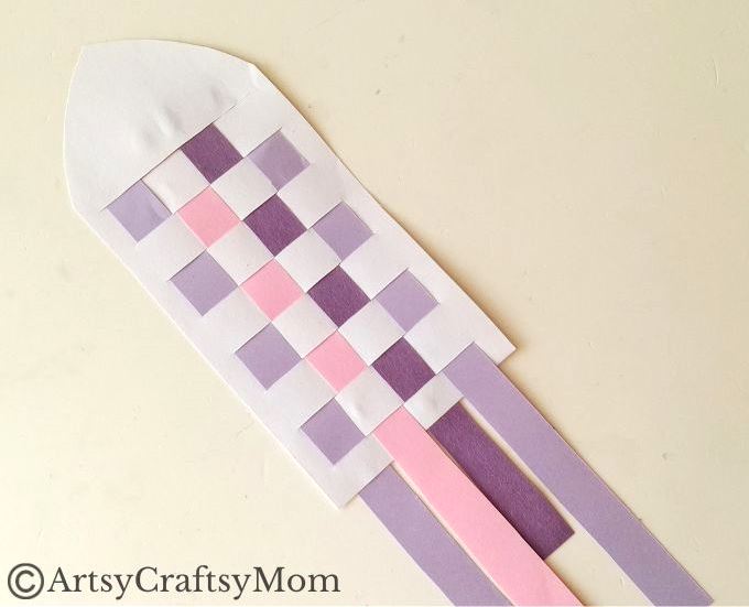 New to paper weaving? This colorful woven paper rocket craft is the perfect choice for little kids starting out, without overwhelming them!