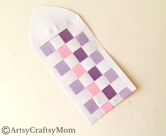 New to paper weaving? This colorful woven paper rocket craft is the perfect choice for little kids starting out, without overwhelming them!
