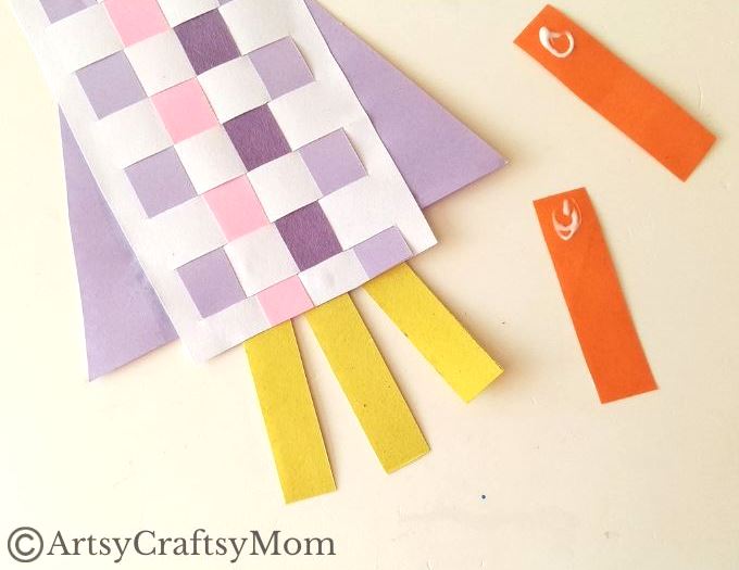 New to paper weaving? This colorful woven paper rocket craft is the perfect choice for little kids starting out, without overwhelming them!