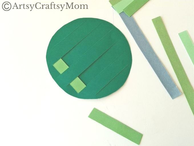 If you're looking for a fine motor exercise for your child that also boosts focus and concentration, this woven paper turtle craft is the perfect choice!