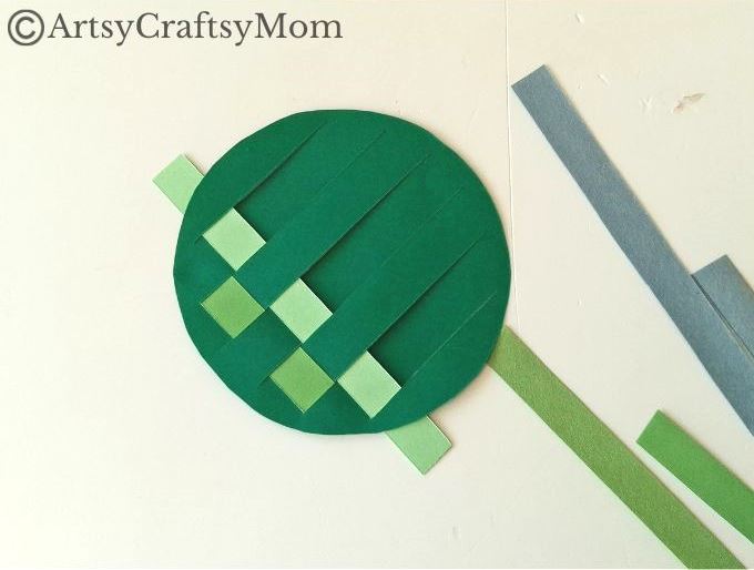 If you're looking for a fine motor exercise for your child that also boosts focus and concentration, this woven paper turtle craft is the perfect choice!