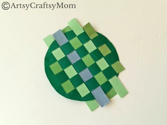 If you're looking for a fine motor exercise for your child that also boosts focus and concentration, this woven paper turtle craft is the perfect choice!