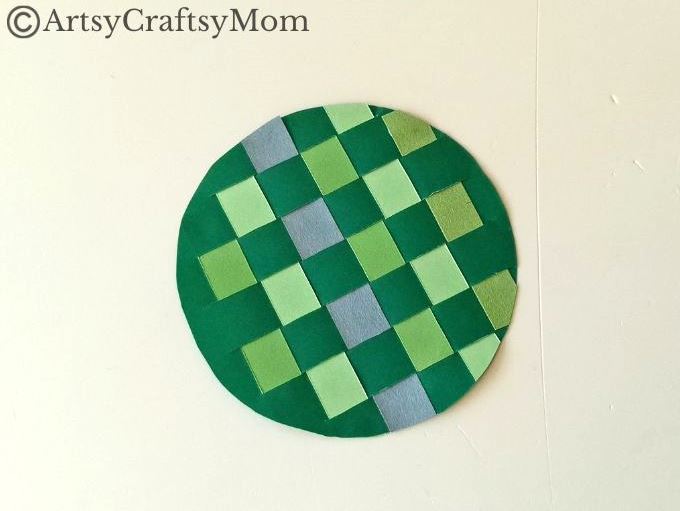 If you're looking for a fine motor exercise for your child that also boosts focus and concentration, this woven paper turtle craft is the perfect choice!