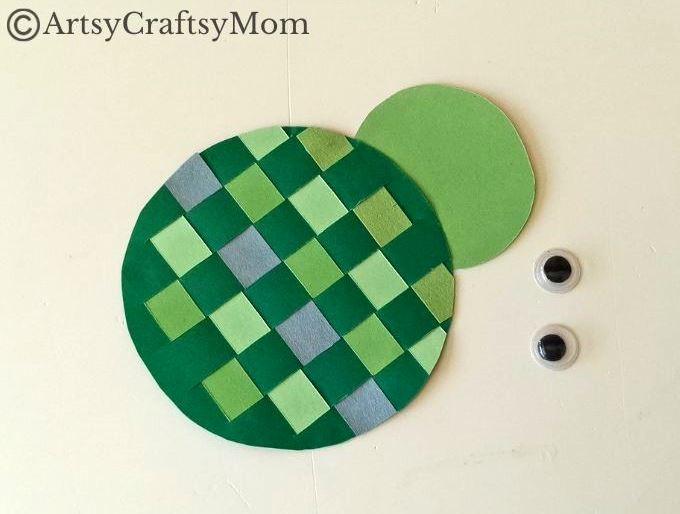 If you're looking for a fine motor exercise for your child that also boosts focus and concentration, this woven paper turtle craft is the perfect choice!
