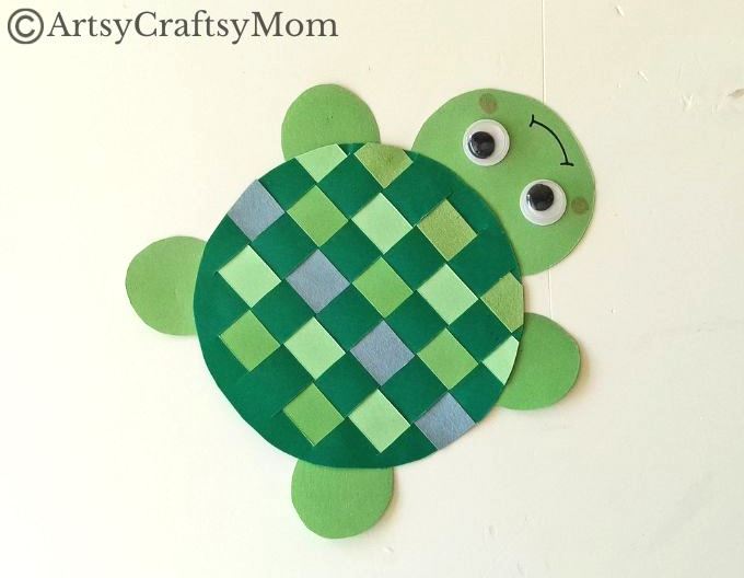 If you're looking for a fine motor exercise for your child that also boosts focus and concentration, this woven paper turtle craft is the perfect choice!