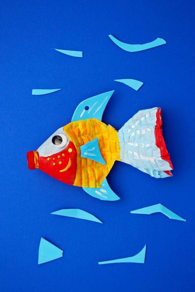 Don't throw away those plastic bottles - put them to good use with these plastic bottle crafts for kids! Perfect for World Environment Day!