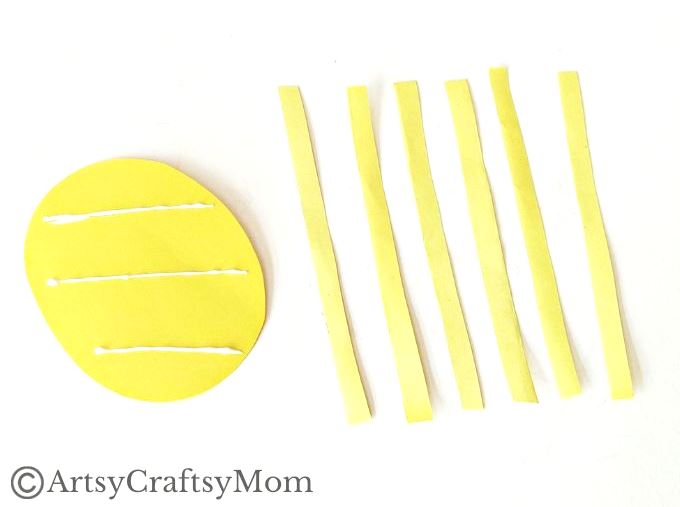 This juicy handprint pineapple craft for kids is perfect for the summer and looks good enough to eat! Ideal project for young kids and preschoolers!
