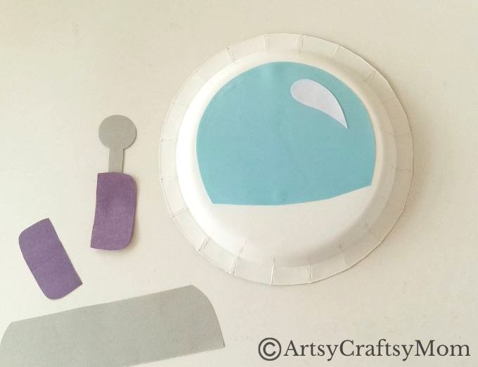 This paper plate astronaut helmet craft is one of the easiest crafts for little space enthusiasts to make! All you need is a paper plate and craft paper!