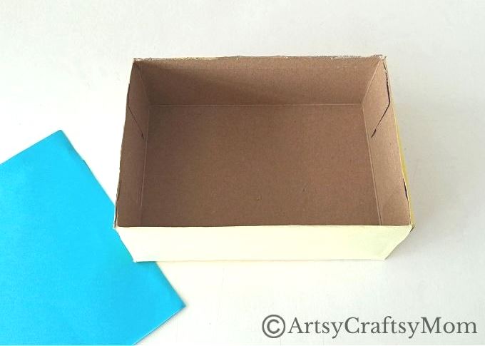 Celebrate the wonderful diversity of ocean life as you make this beautiful cardboard box underwater diorama, filled with colorful fish and plants!