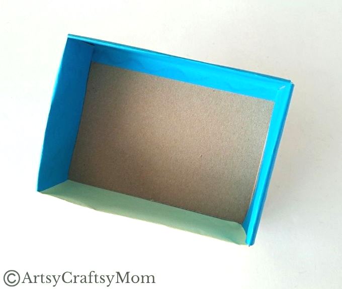 Celebrate the wonderful diversity of ocean life as you make this beautiful cardboard box underwater diorama, filled with colorful fish and plants!