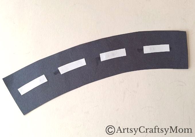 Grab any spare paper plates you have because we're going to make a fun moving school bus craft! It's perfect for Back To School Season!