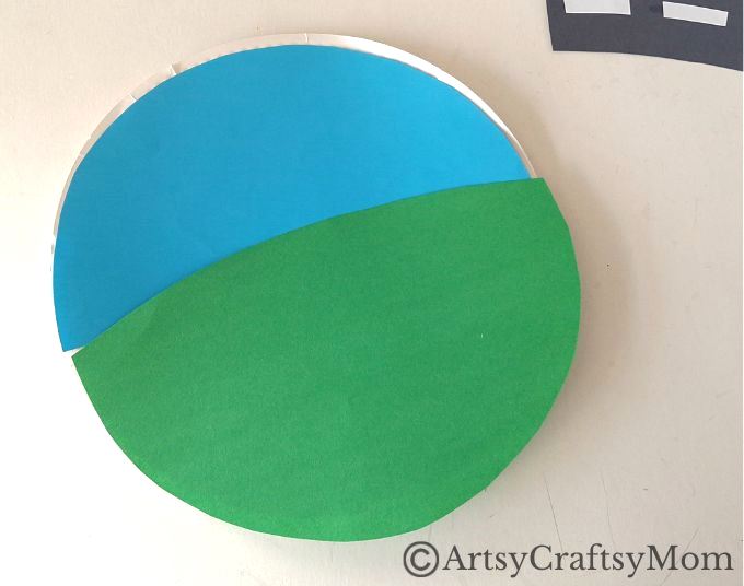 Grab any spare paper plates you have because we're going to make a fun moving school bus craft! It's perfect for Back To School Season!