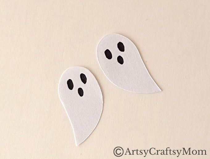 Did you know that you can turn a handprint into a haunted house? Well, that's exactly what we've done in our Handprint Haunted House Craft!